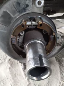 Колодки стояночного тормоза и регулировочный болт