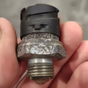 Концевой выключатель стояночного тормоза. Артикул 13523768-01